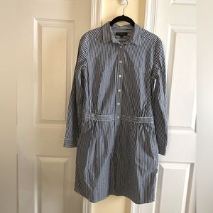 Banana Republic Shirt Dress long sleeves w/ pockets. Size 4. Excellent condition